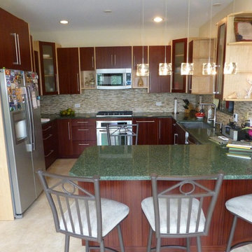 Two-tone modern kitchen