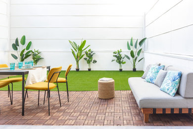 Modelo de terraza planta baja mediterránea de tamaño medio sin cubierta en patio con privacidad
