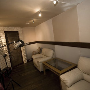 Aménagement d'une salle de cinéma classique de taille moyenne et fermée avec un mur beige, un sol en bois peint, un écran de projection et un sol marron.