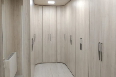 Ejemplo de armario y vestidor moderno con madera