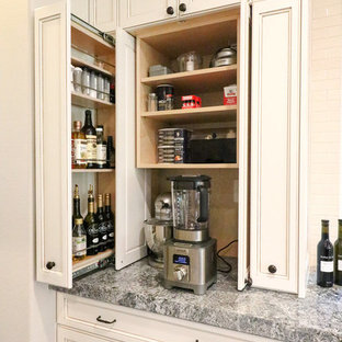 Klassische Küche mit Schrankfronten mit vertiefter Füllung, weißen Schränken und grauer Arbeitsplatte in Orange County