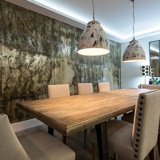 Offenes, Großes Modernes Esszimmer ohne Kamin mit braunem Holzboden und metallicfarbenen Wänden in Madrid