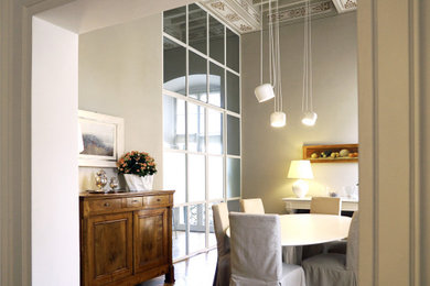 Idee per una grande sala da pranzo contemporanea chiusa con pareti beige e parquet chiaro