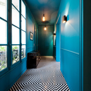 На фото: со средним бюджетом узкие прихожие среднего размера в стиле фьюжн с синими стенами, двустворчатой входной дверью, черным полом, полом из керамической плитки и синей входной дверью