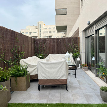 Terraza residencial con césped artificial, jardineras y privacidad en Las Tablas
