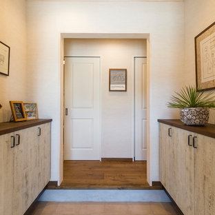 他の地域のトランジショナルスタイルのおしゃれな玄関の写真