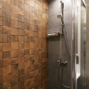 Badezimmer mit Fliesen in Holzoptik und schwarzem Boden Ideen, Design