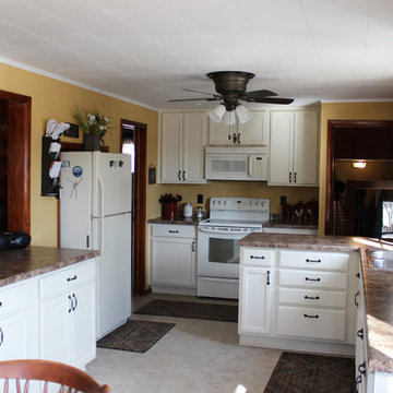 Kitchen Design: Mid Continent Cabinetry, Formica Butterum Granite-look Counter