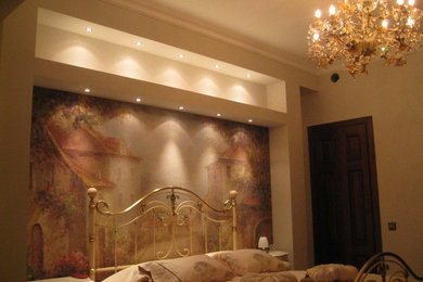 モスクワにある広いトラディショナルスタイルのおしゃれな主寝室 (ベージュの壁、無垢フローリング、ベージュの床、折り上げ天井、アクセントウォール) のインテリア