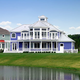 Idéer för stora maritima lila hus, med två våningar, valmat tak och tak i metall