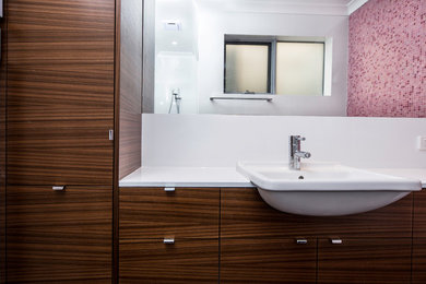 Photo of a modern home design in Canberra - Queanbeyan.