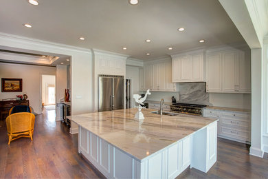 Kitchen - contemporary kitchen idea in Miami