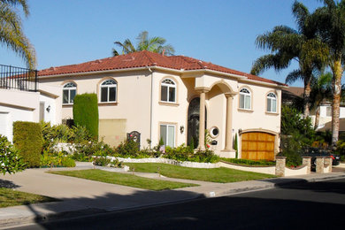 Example of an exterior home design in Orange County