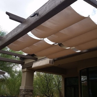 フェニックスの中サイズのサンタフェスタイルのおしゃれな裏庭のテラス (パーゴラ) の写真