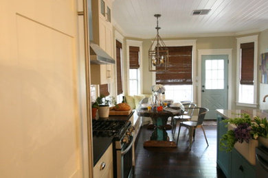 На фото: прямая кухня среднего размера в морском стиле с фасадами в стиле шейкер, белыми фасадами, столешницей из кварцита, островом, с полувстраиваемой мойкой (с передним бортиком) и темным паркетным полом