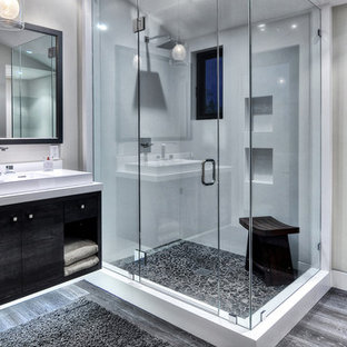 Ispirazione per una sauna moderna di medie dimensioni con lavabo rettangolare, ante lisce, ante in legno bruno, top in granito, pareti bianche e parquet scuro