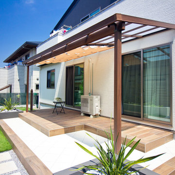 かっこいいウッド調タイルデッキの庭