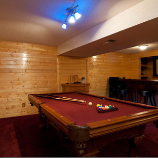 Modelo de sótano con puerta rústico, de tamaño medio, con moqueta y suelo rojo