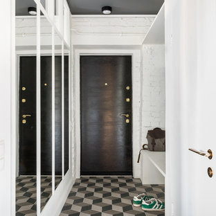 Exempel på en eklektisk entré, med vita väggar