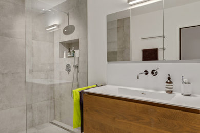 Mittelgroßes Modernes Badezimmer mit grauen Fliesen, weißer Wandfarbe, Mineralwerkstoff-Waschtisch, grauem Boden, weißer Waschtischplatte und Einzelwaschbecken in Nürnberg
