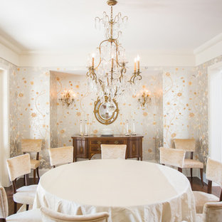 Exemple d'une salle à manger chic avec mur métallisé, un sol en bois brun et un sol marron.