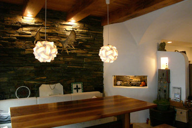 他の地域にある小さな地中海スタイルのおしゃれなアトリエ・スタジオ (グレーの壁、トラバーチンの床、自立型机、ベージュの床、表し梁、レンガ壁) の写真
