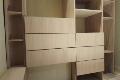 This is an example of a contemporary storage and wardrobe in Paris.