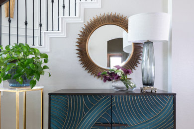 ダラスにあるラグジュアリーな小さなトランジショナルスタイルのおしゃれな玄関ロビー (グレーの壁、ベージュの床) の写真