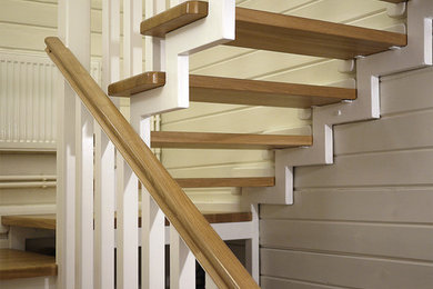 Idées déco pour un escalier contemporain en U de taille moyenne avec des marches en bois.