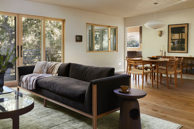 Example of a mid-century modern living room design in Los Angeles
