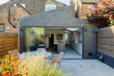Example of a trendy patio design in London
