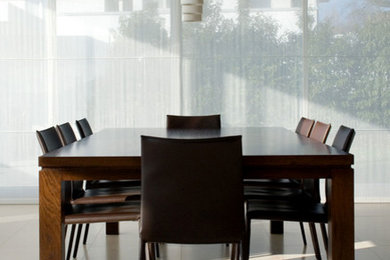 Cette image montre une salle à manger design.