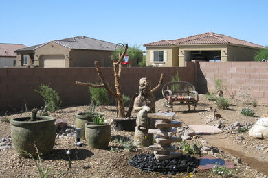 Diseño de jardín de secano de estilo americano de tamaño medio en primavera en patio trasero con fuente, exposición total al sol y adoquines de ladrillo