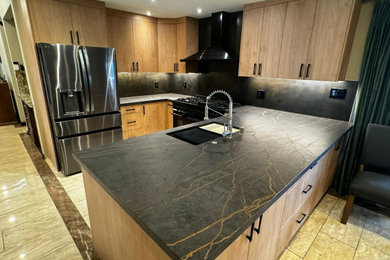 Example of a kitchen design in San Diego