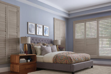 Shutter with split tilt
