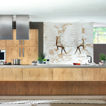 Inselküche in warmen Holztönen