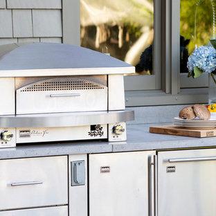 シカゴの大きいビーチスタイルのおしゃれな裏庭のデッキ (アウトドアキッチン) の写真