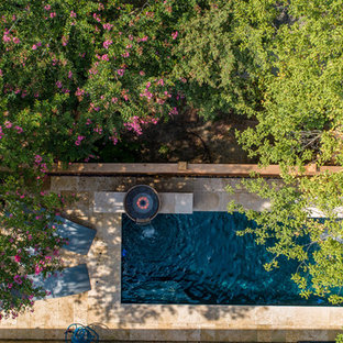 Kleines Modernes Sportbecken hinter dem Haus in rechteckiger Form mit Wasserspiel und Natursteinplatten in Houston