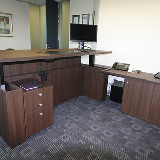 シドニーのモダンスタイルのおしゃれなホームオフィス・仕事部屋 (白い壁、カーペット敷き、暖炉なし、造り付け机、マルチカラーの床) の写真