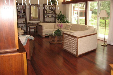 Foto de salón abierto exótico de tamaño medio con paredes beige, suelo de madera en tonos medios y suelo marrón