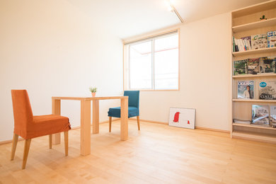 Imagen de dormitorio minimalista con paredes blancas y suelo de madera clara