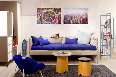 Inspiration for a mid-sized contemporary gender-neutral teen room in Paris with beige walls and light hardwood floors.