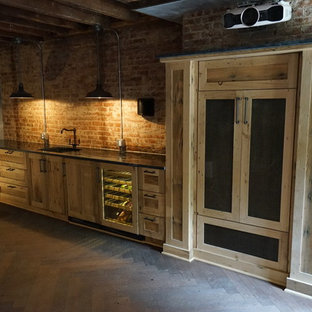 ニューヨークの中サイズのエクレクティックスタイルのおしゃれなウェットバー (アンダーカウンターシンク、シェーカースタイル扉のキャビネット、淡色木目調キャビネット、大理石カウンター、茶色いキッチンパネル、石タイルのキッチンパネル、合板フローリング) の写真