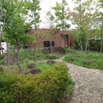 石の家（雑草の庭）前庭