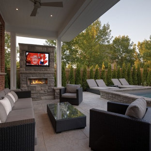 Inredning av en modern liten anpassad pool på baksidan av huset, med poolhus och stämplad betong