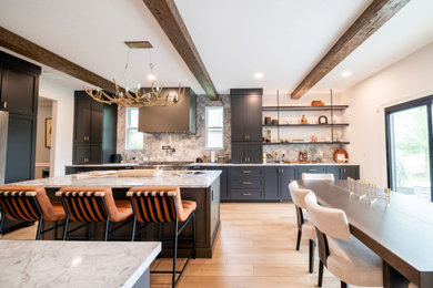 Example of a kitchen design in Cleveland
