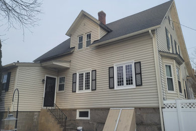 Example of an arts and crafts exterior home design
