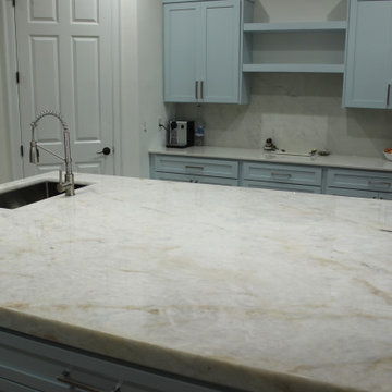 Kitchen island lit Onyx Countertop