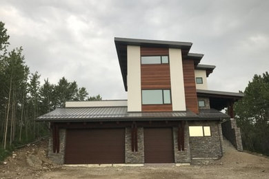 Medium sized contemporary detached house in Calgary with three floors.