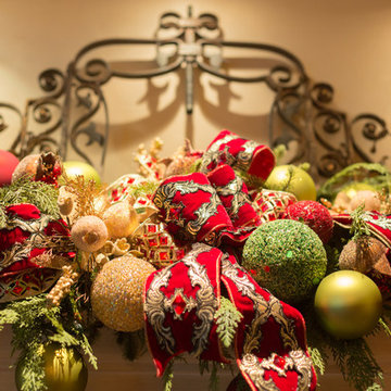 Della Robbia Christmas Mantle Decoration by Holiday Warehouse